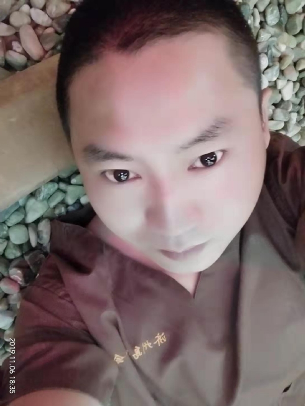 红枫叶的第一张照片--承德相亲服务中心