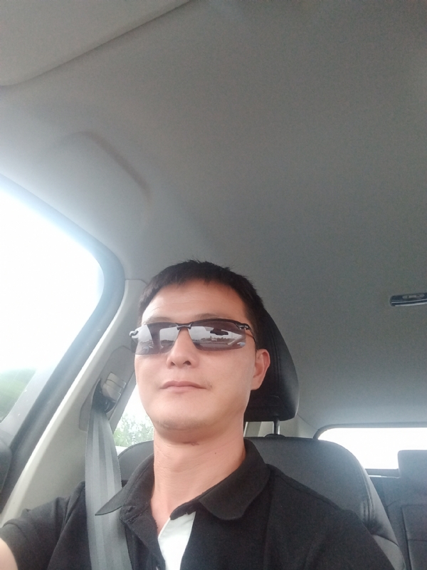 孤独的男人的第一张照片--承德相亲服务中心
