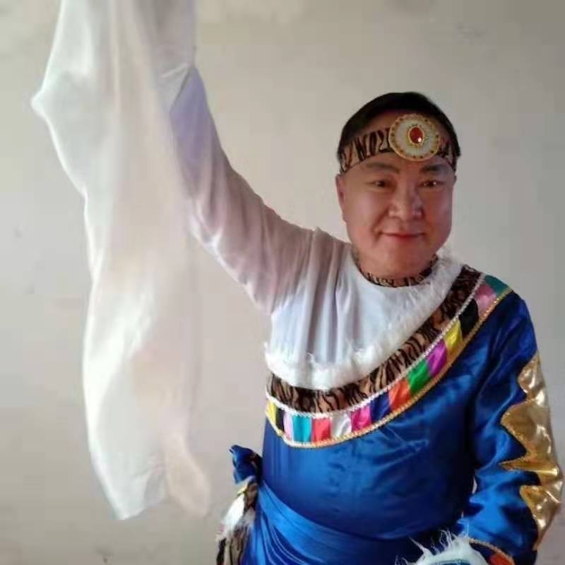 走在冷风中的第一张照片--承德相亲服务中心