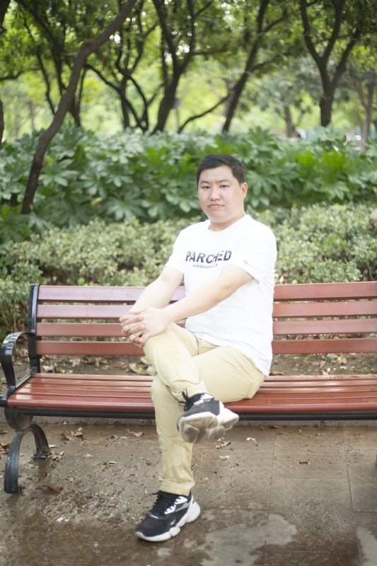 抱着鱼睡觉的猫的第一张照片--承德相亲服务中心